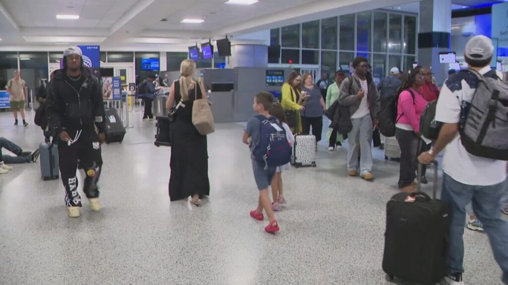 Pasajeros en los aeropuertos de Houston durante la temporada navideña, marcada por un récord de viajeros y alta movilidad aérea.