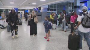 Pasajeros en los aeropuertos de Houston durante la temporada navideña, marcada por un récord de viajeros y alta movilidad aérea.