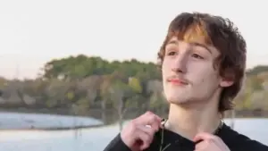 Escena de investigación policial tras apuñalamiento de estudiante en Baytown y vigilia comunitaria