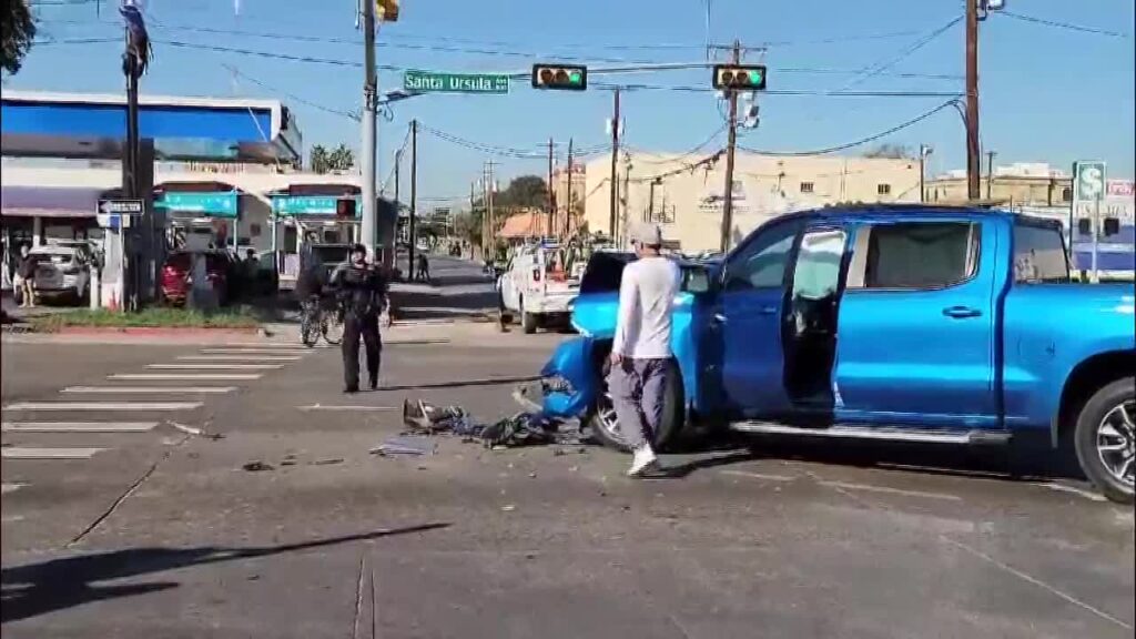 Choque en Houston y Santa Úrsula en Laredo provoca cierre de intersección por cables eléctricos expuestos y operativo policial.