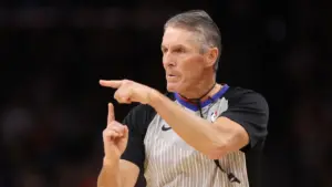 Multa NBA 35 mil dólares tras protesta de un entrenador de los Denver Nuggets contra árbitros durante un partido.