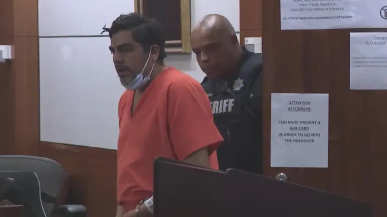 Escena policial en Houston relacionada con un homicidio en el que un cuerpo fue hallado dentro de un vehículo incendiado