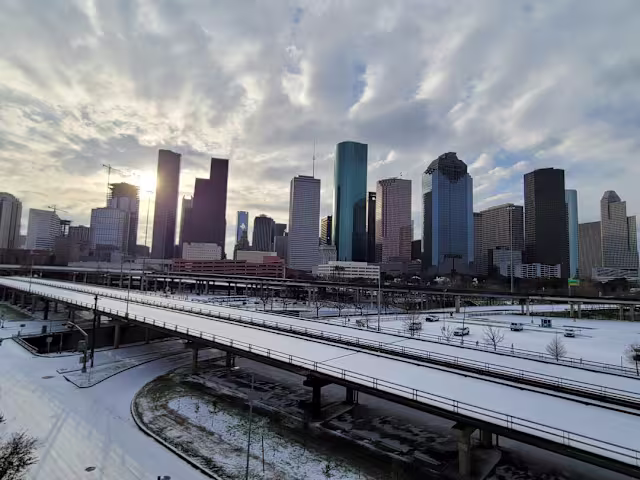 Clima en Houston con cielo despejado y temperaturas frescas durante un día invernal en la ciudad