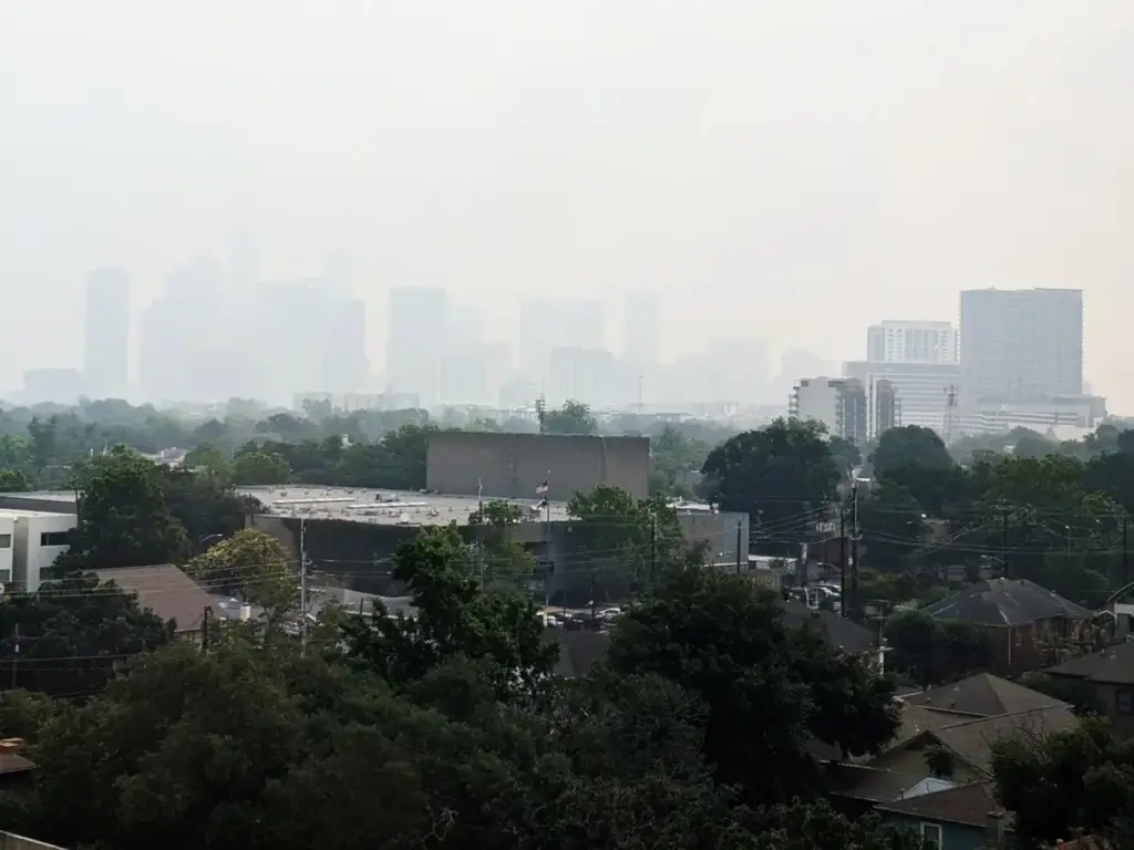 Vista del skyline de Houston con niebla matutina y clima cálido, condiciones típicas del invierno en la ciudad este miércoles.