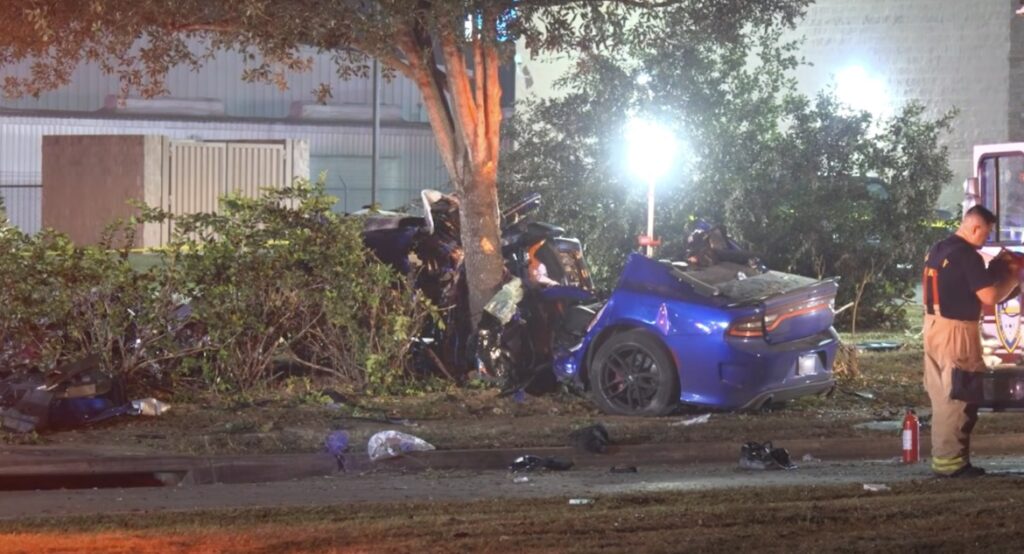 Vehículo siniestrado tras una persecución policial en Houston que dejó una persona muerta