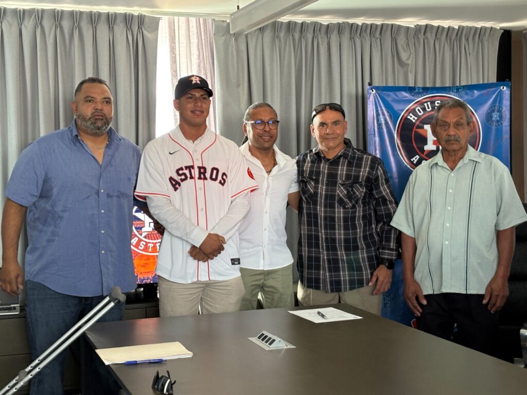 Dahel López Herrera tras firmar con los Astros de Houston como pitcher profesional proveniente de Veracruz