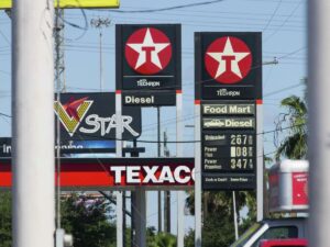 Automovilistas cargan gasolina en Houston mientras los precios de combustible muestran una tendencia a la baja