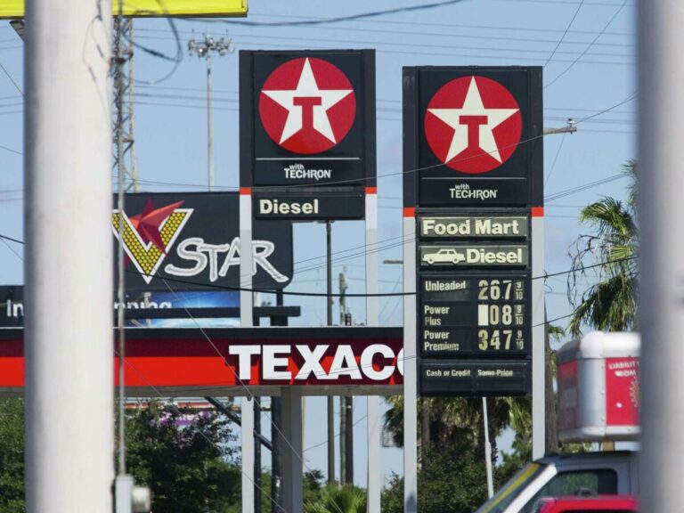 Automovilistas cargan gasolina en Houston mientras los precios de combustible muestran una tendencia a la baja