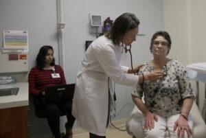 Pacientes y profesionales de la salud en Estados Unidos frente al impacto de los precios de salud en 2026 y los costos médicos