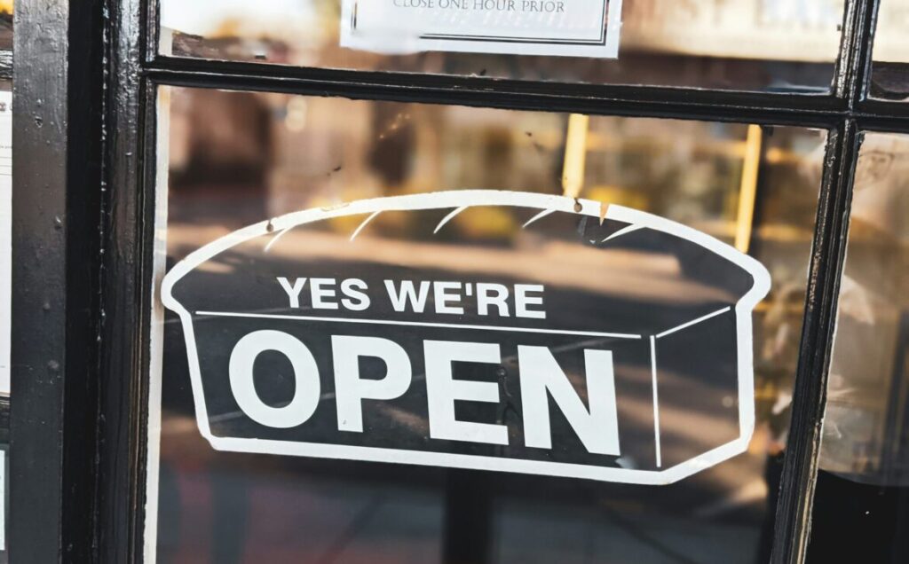 Vista de Houston durante Año Nuevo con comercios abiertos y actividad urbana en un día festivo