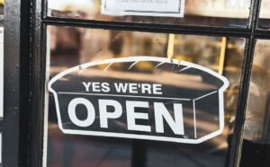 Vista de Houston durante Año Nuevo con comercios abiertos y actividad urbana en un día festivo