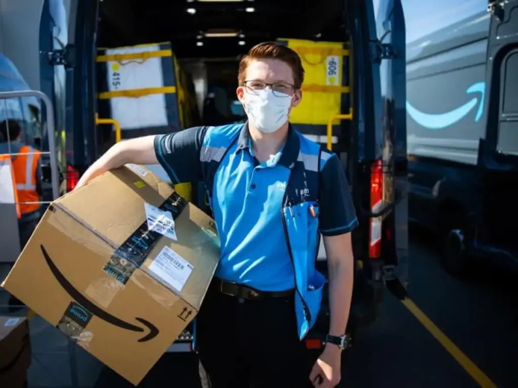 Empleados de entrega de paquetes en Houston denuncian falta de pago tras cumplir con jornadas laborales durante la temporada alta.