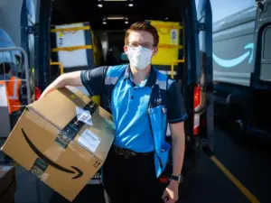 Empleados de entrega de paquetes en Houston denuncian falta de pago tras cumplir con jornadas laborales durante la temporada alta.