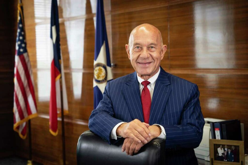 John Whitmire hablando con medios en Houston tras perder apoyo demócrata por su postura migratoria