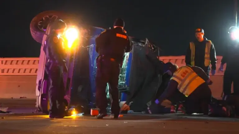 Accidente en la North Freeway de Houston con volcadura y presencia de equipos de emergencia en los carriles norte de la I-45