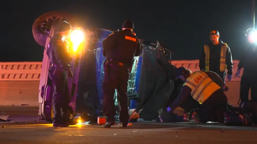 Accidente en la North Freeway de Houston con volcadura y presencia de equipos de emergencia en los carriles norte de la I-45