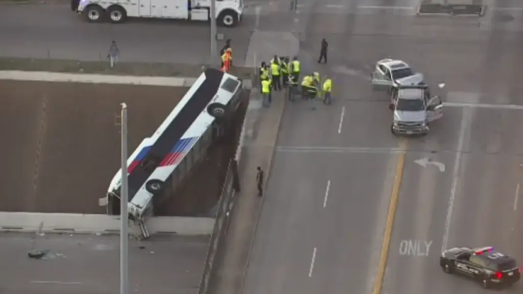 Autobús de METRO volcado tras caer de un puente en Houston luego de un choque en McGowen y autopista 288