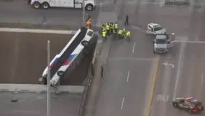 Autobús de METRO volcado tras caer de un puente en Houston luego de un choque en McGowen y autopista 288