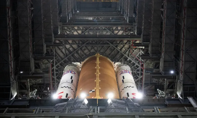 Avión de la NASA realiza aterrizaje de emergencia en Houston tras una falla mecánica, con despliegue de equipos de seguridad aérea.
