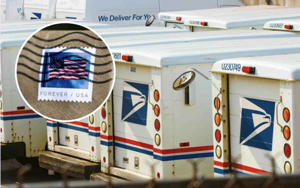 Un buzón y oficina postal del USPS en Houston con un sobre marcado con sello postal nuevo que refleja cambios de procesamiento en 2026.