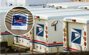 Un buzón y oficina postal del USPS en Houston con un sobre marcado con sello postal nuevo que refleja cambios de procesamiento en 2026.
