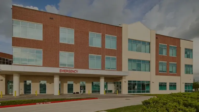 Exterior del Houston Methodist Baytown Hospital donde un sargento del Precinto 3 agredió a tres enfermeras y fue arrestado en enero de 2026.