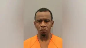 Patrullas y acordonamiento policial en Houston tras un asesinato en vivienda vinculado a reincidencia criminal