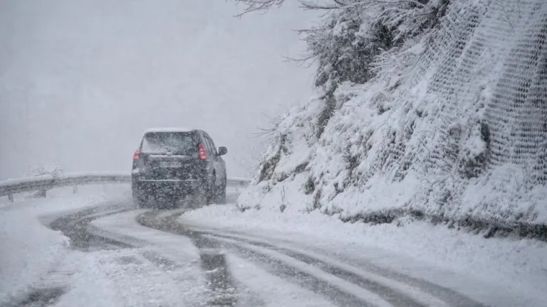 Carreteras con hielo en Houston durante ola de frío extremo que provoca condiciones peligrosas para la circulación