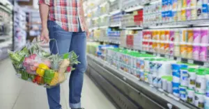Compras de pánico en Houston con clientes en supermercados y estantes con productos básicos agotados ante frente invernal