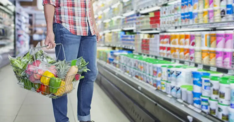 Compras de pánico en Houston con clientes en supermercados y estantes con productos básicos agotados ante frente invernal
