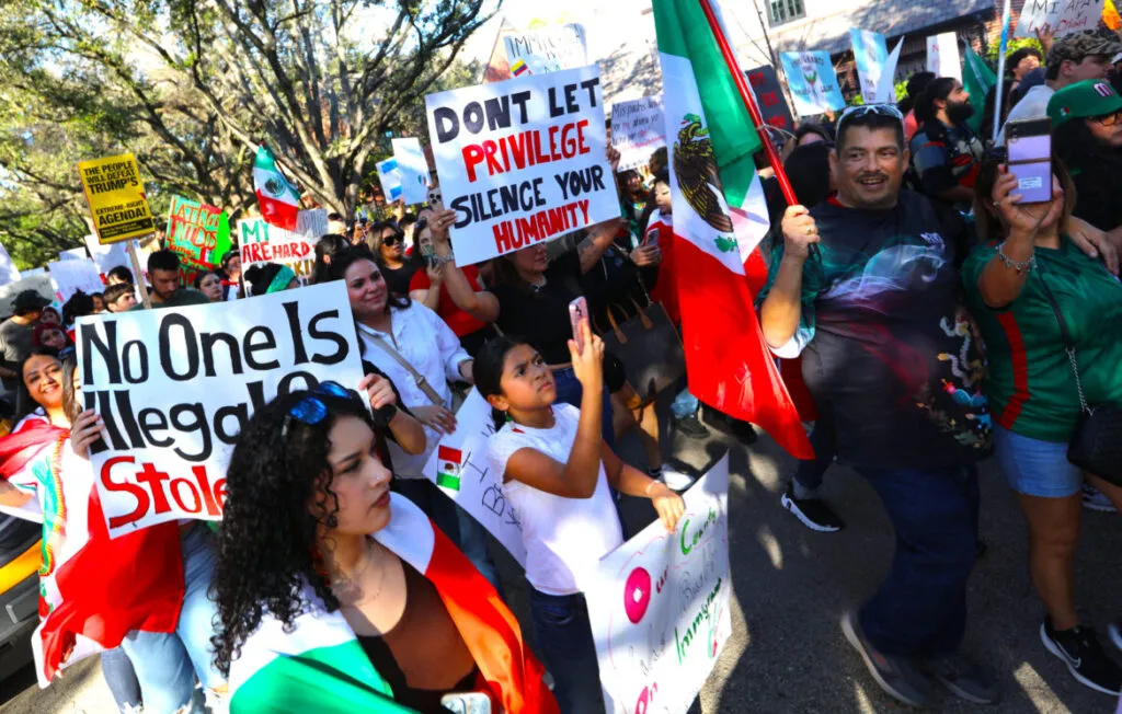 El Día Nacional ICE Out reunió protestas en Houston para visibilizar el impacto de políticas migratorias en comunidades inmigrantes.