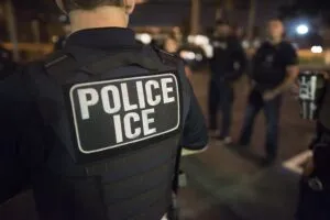 Operativo de ICE en Houston que refleja el aumento de arrestos de migrantes y el impacto de la política migratoria en comunidades latinas.