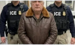 Agentes del ICE escoltan a un empresario mexicano detenido en Houston por cargos de crimen organizado y fraude