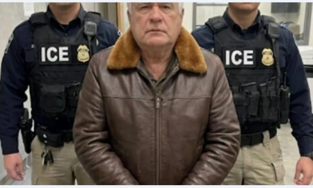 Agentes del ICE escoltan a un empresario mexicano detenido en Houston por cargos de crimen organizado y fraude