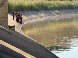 Agentes de la policía de Houston resguardan un puente al norte de la ciudad tras localizar un cuerpo durante una investigación