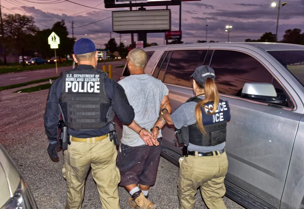 Redadas migratorias en Texas generan detenciones en Houston y preocupación en comunidades latinas por operativos estatales