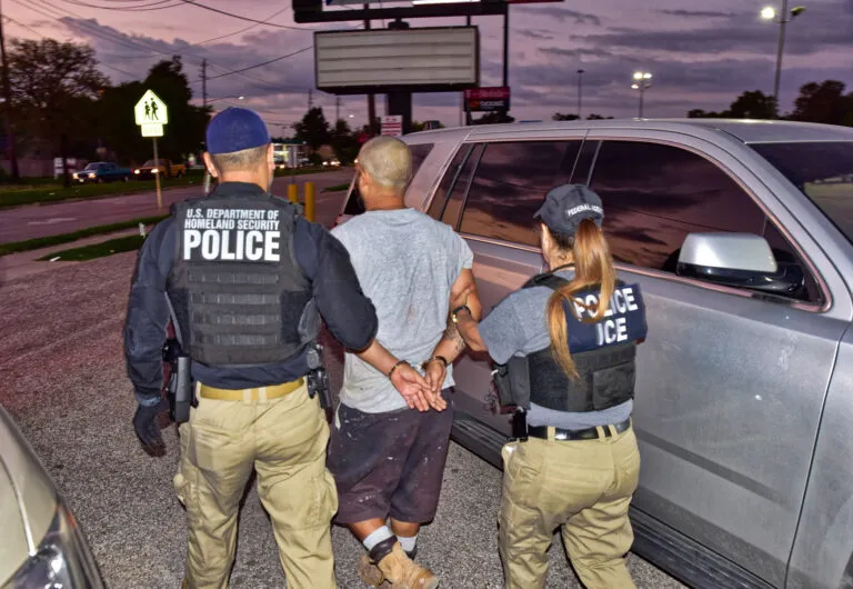 Redadas migratorias en Texas generan detenciones en Houston y preocupación en comunidades latinas por operativos estatales