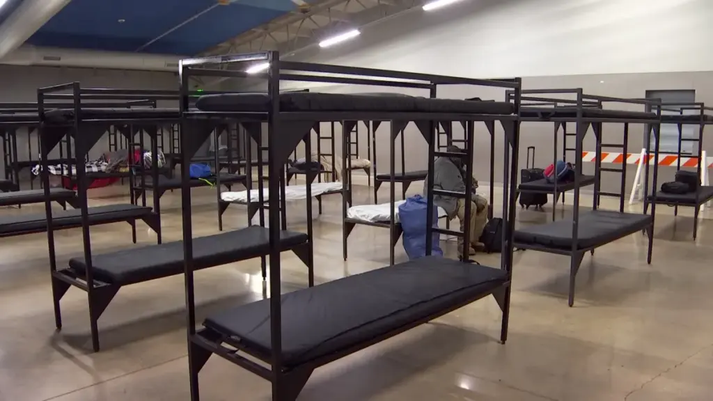 Personas ingresan a refugios Houston habilitados por la Cruz Roja y autoridades locales para protegerse del frío extremo provocado por un frente ártico