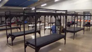 Personas ingresan a refugios Houston habilitados por la Cruz Roja y autoridades locales para protegerse del frío extremo provocado por un frente ártico