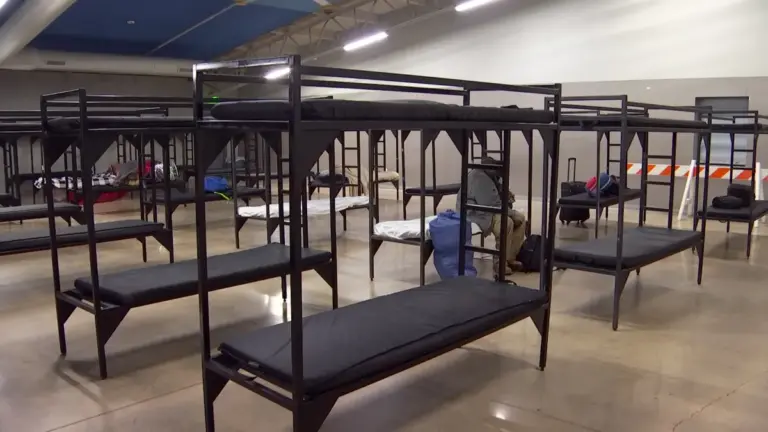 Personas ingresan a refugios Houston habilitados por la Cruz Roja y autoridades locales para protegerse del frío extremo provocado por un frente ártico