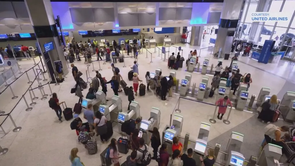 Cancelaciones de vuelos en Houston por tormenta invernal y condiciones de hielo en aeropuertos de Texas