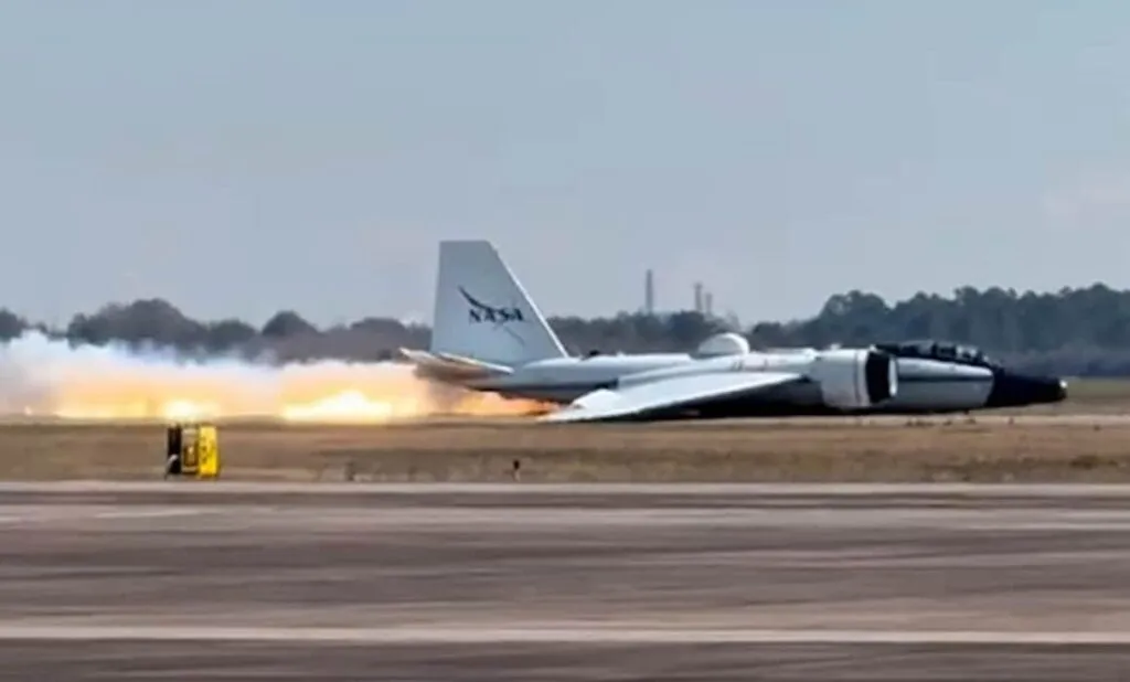 Avión de la NASA en pista de Houston tras aterrizaje forzoso por falla mecánica, con protocolos de seguridad aérea activados