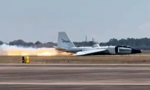 Avión de la NASA en pista de Houston tras aterrizaje forzoso por falla mecánica, con protocolos de seguridad aérea activados