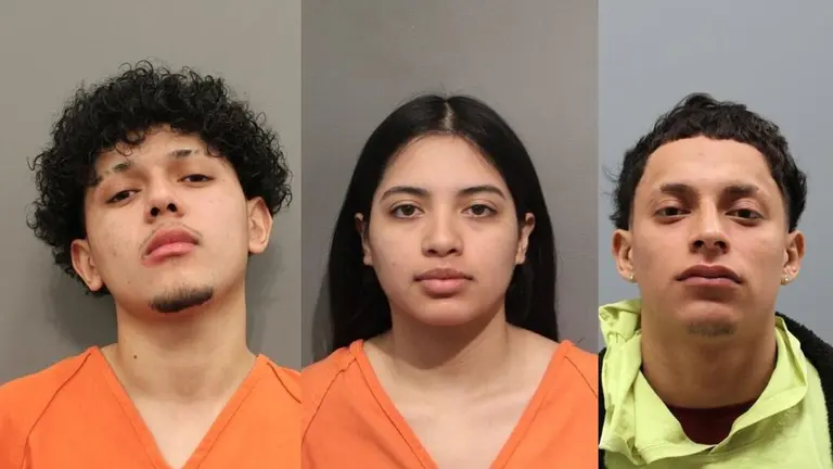 Autoridades investigan asesinato en Houston tras emboscada armada, con presencia policial y acordonamiento en zona residencial