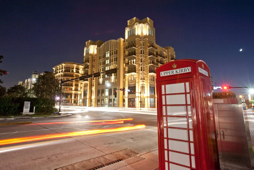 Visitantes explorando tiendas y espacios comerciales icónicos en Houston, Texas, disfrutando experiencias de shopping variadas.