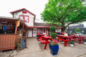 Varias hamburguesas gourmet y clásicas servidas en lugares populares de Houston con ambiente urbano y Texas