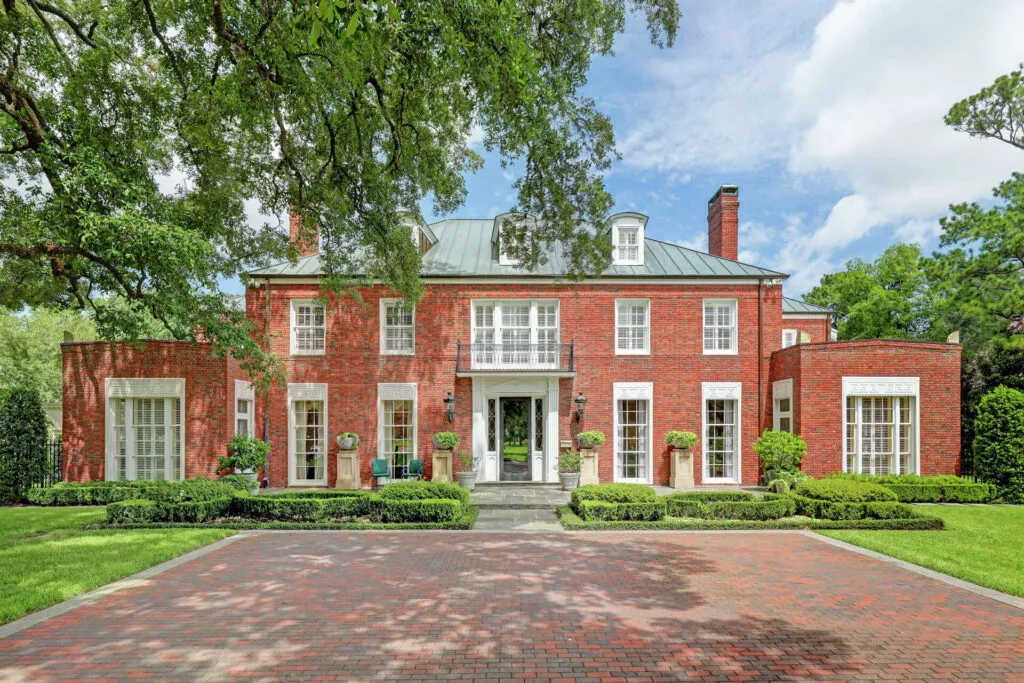 Casas icónicas en Houston con arquitectura histórica en River Oaks y residencias modernas en Memorial y West University