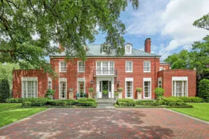 Casas icónicas en Houston con arquitectura histórica en River Oaks y residencias modernas en Memorial y West University