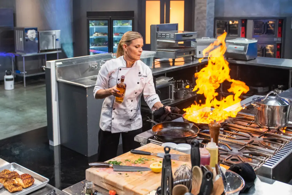 Cat Cora en cocina profesional vinculada a su restaurante en Houston y su trayectoria como primera mujer Iron Chef en Estados Unidos.