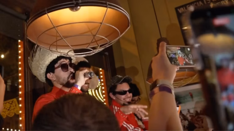 Concurso de dobles de Bad Bunny en Houston con asistentes celebrando cultura latina antes del Super Bowl